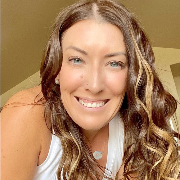 🌺 Meet your Posher, Wendy 🌺 - Picture 1 of 1